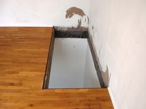 Rechteckiges Deckenloch mit einer Betonsäge gesägt